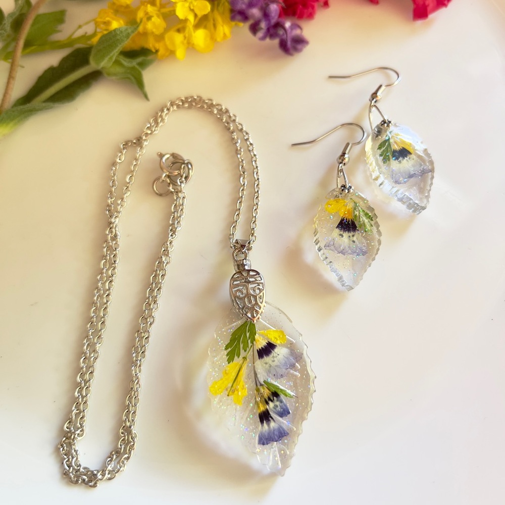New handmade Jewelry set, pressed flower jewelry set, resin jewelry. Sold as is.